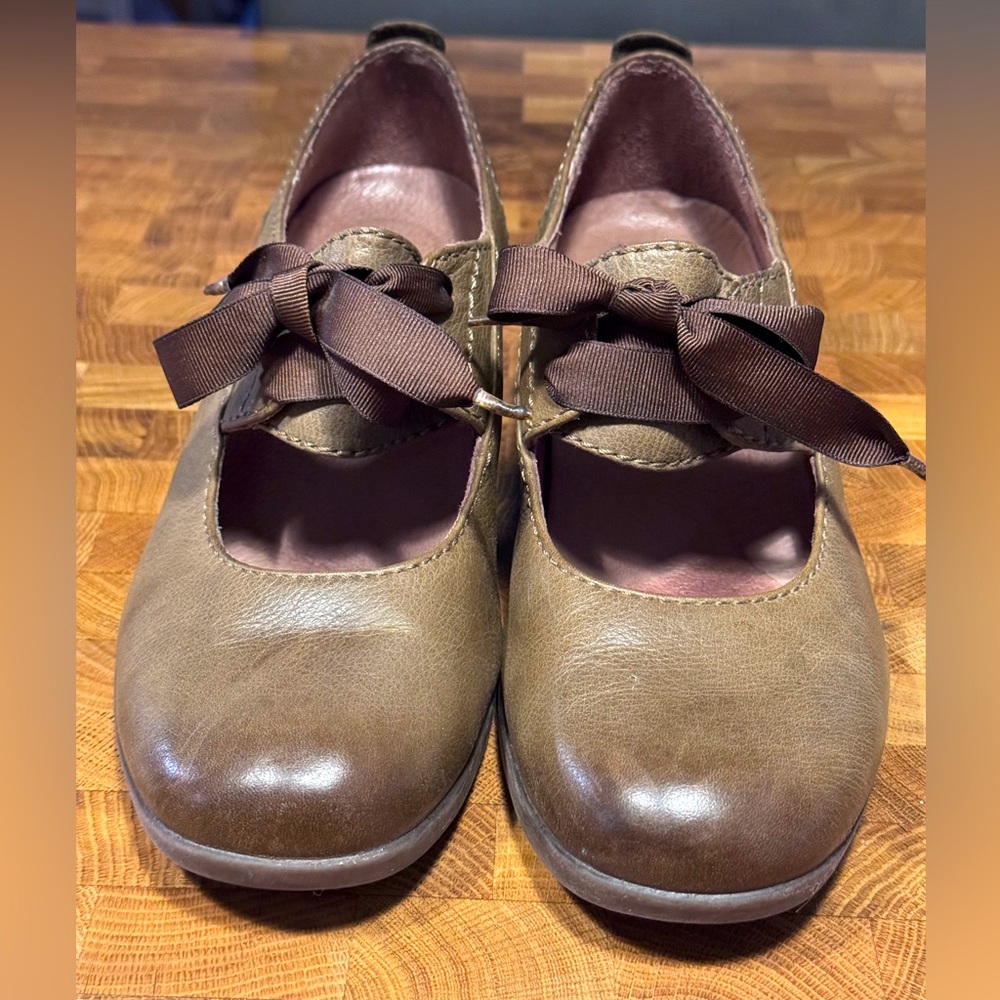 Dansko Linda low heel Oxford shoes